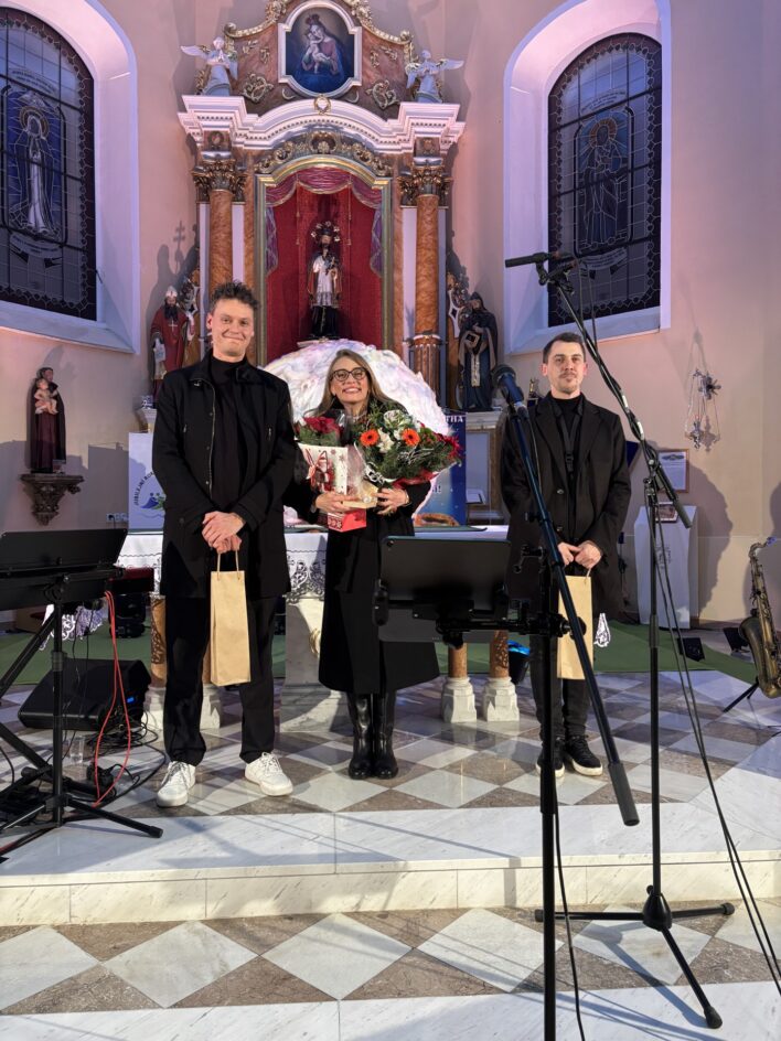 Socha Štěstí putuje s charitativním projektem